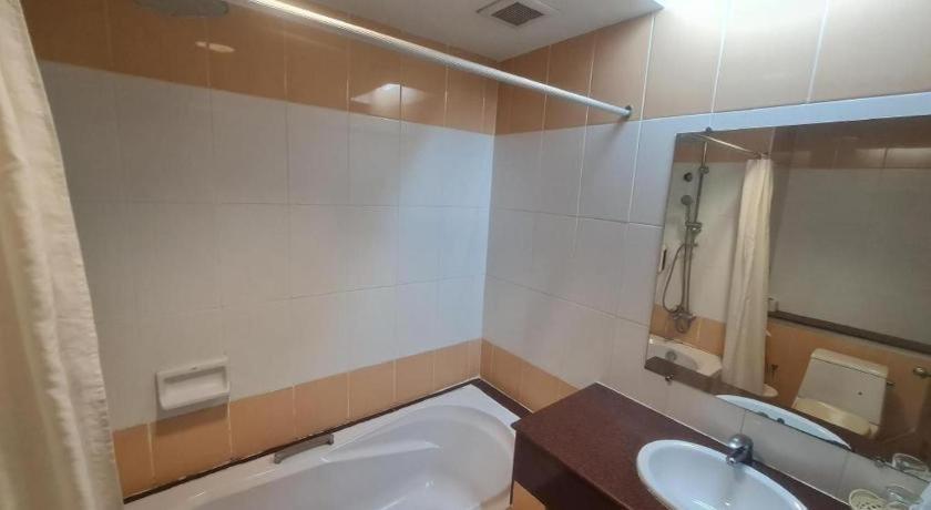 Western Grand Hotel Ratchaburi Ban Bang Kra Exterior foto